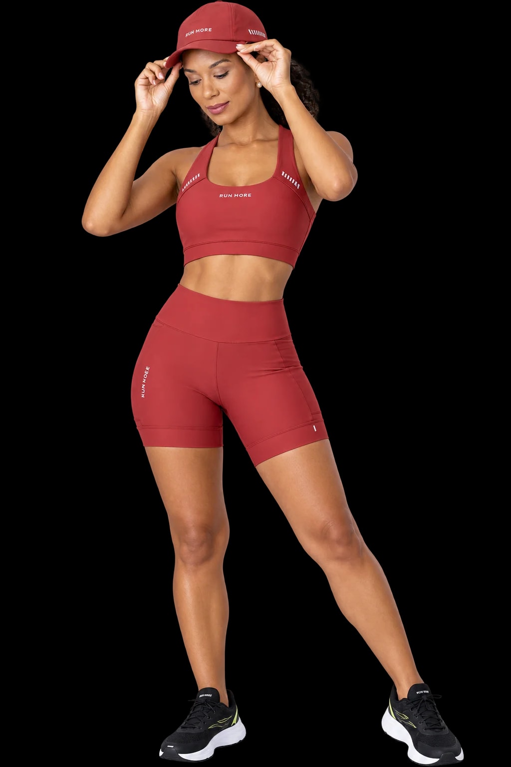 Modelo Run More con look deportivo rojo